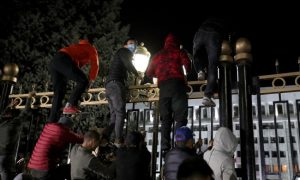 kirgizstan_protesti_parlament