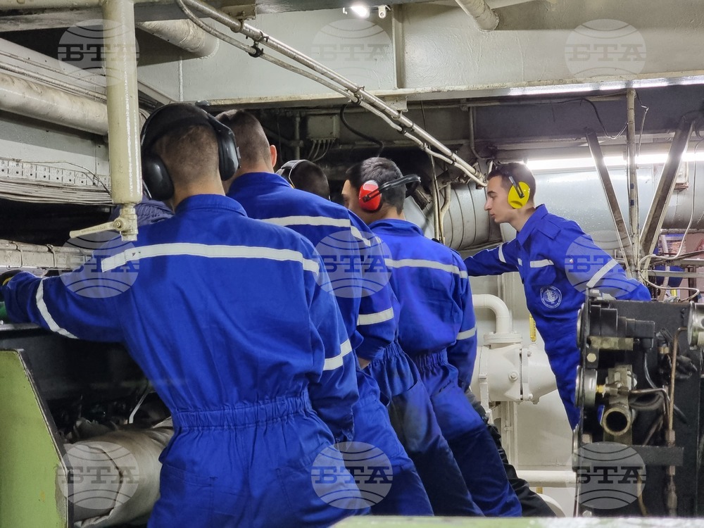 Курсанти от ВВМУ направиха замерване на дизел-генератор на борда на НИК 421