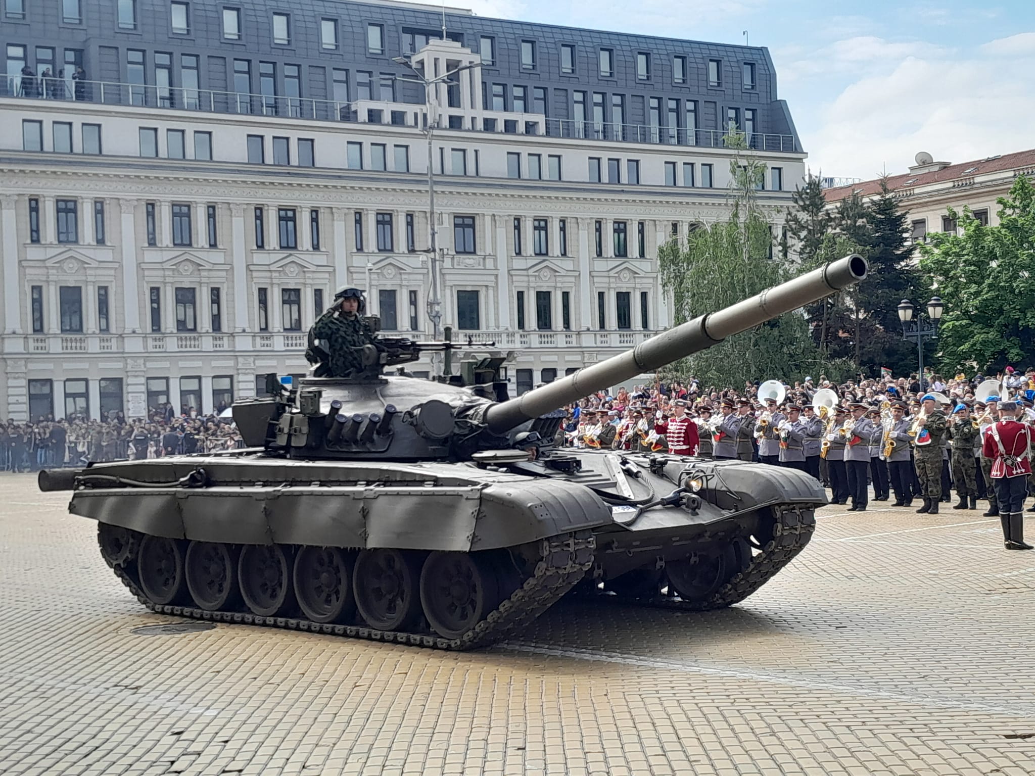 Армията дефилира, народът аплодира