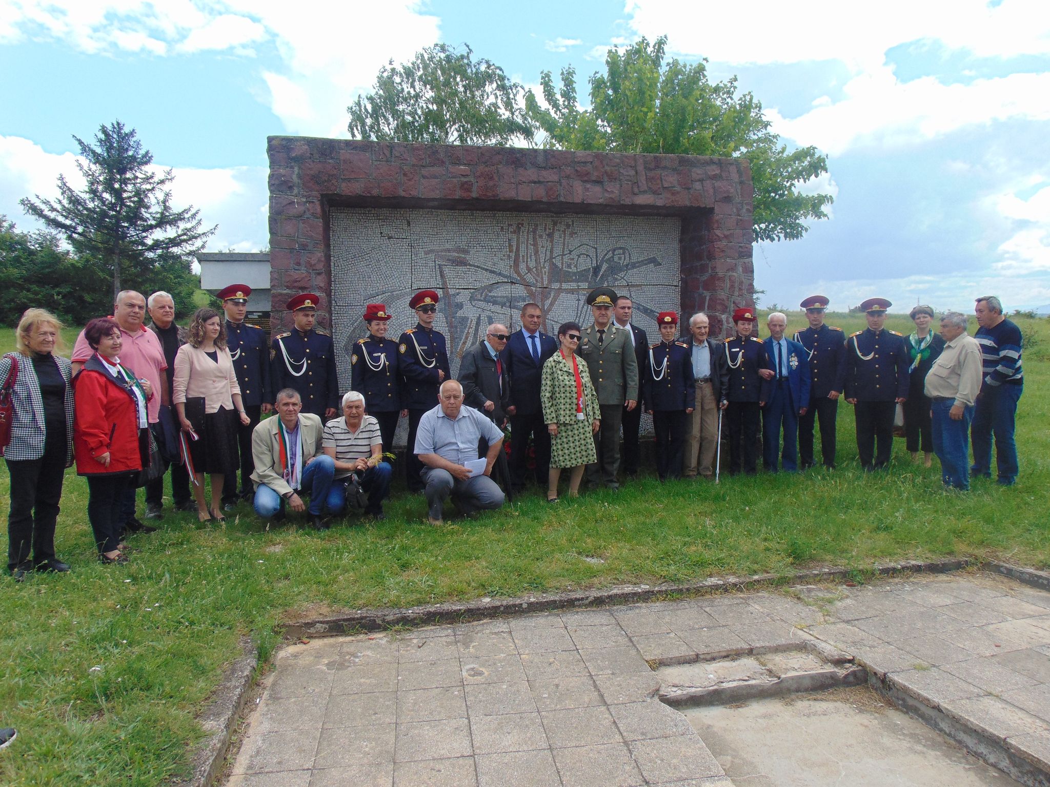 Курсанти и ветерани от войната почетоха българските воини, чийто кости лежат край Ниш